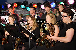 Das Foto zeigt Studierende die unterschiedliche Instrumente auf dem Konzert: "Contemporary Jazz"  spielen.