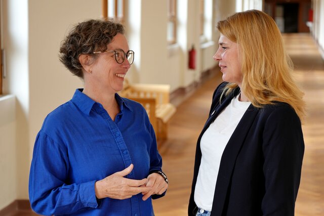 Die Ansprechperson für Antidiskriminierung ist mit einer Mitarbeiterin im Gespräch