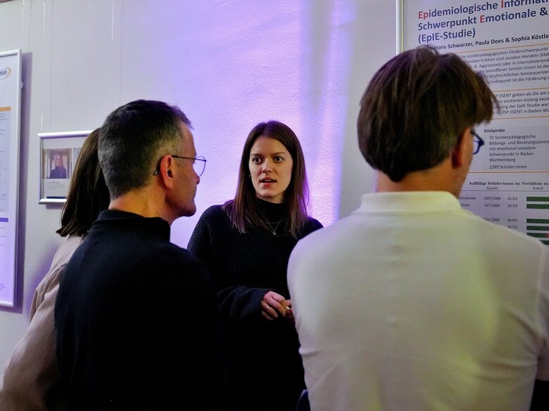 Menschen besuchen die Forschungsgalerie der Pädagogischen Hochschule Heidelberg, die im Anschluss an die Soirée eröffnet wurde, und tauschen sich aus.