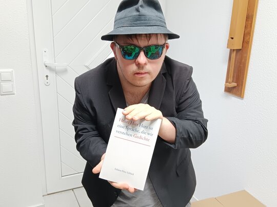 Henri Hirt mit seinem Buch