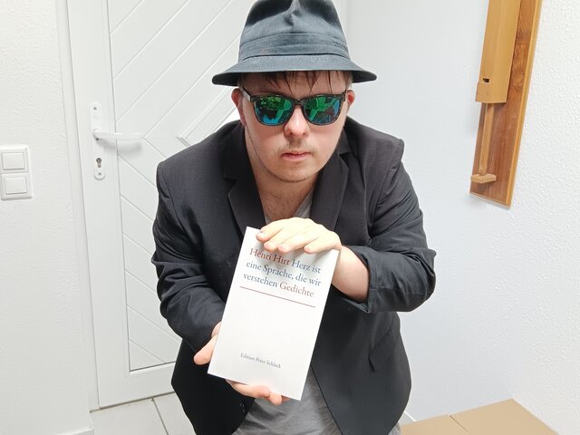 Henri Hirt mit seinem Buch