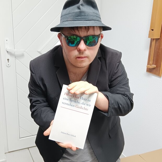 Henri Hirt mit seinem Buch