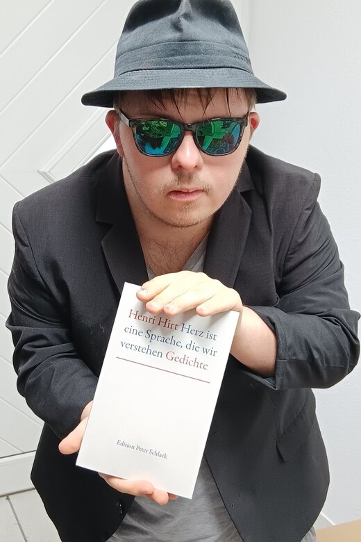 Henri Hirt mit seinem Buch