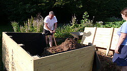 Holzelemente werden zum Hochbeet montiert