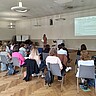 Das Bild zeigt Teilnehmende einer Tagung in der Aula der Pädagogischen Hochschule Heidelberg.