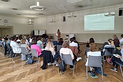 Das Bild zeigt Teilnehmende einer Tagung in der Aula der Pädagogischen Hochschule Heidelberg.
