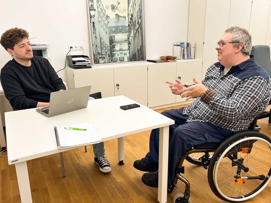 Das Bild zeigt Helmuth Pflantzer im Gespräch mit Max Wetterauer.