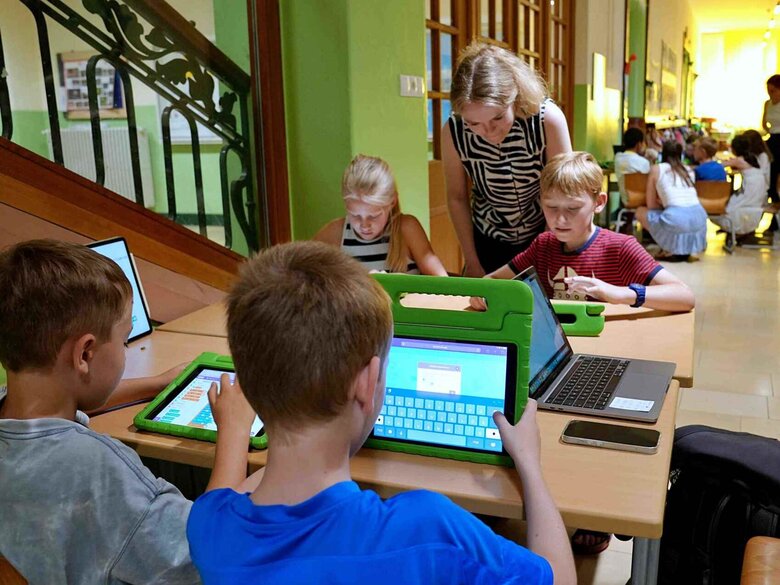 zu sehen sind Schüler:innen im Unterricht