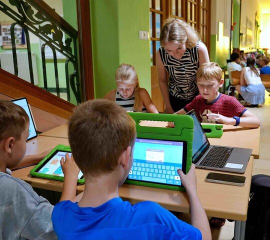 zu sehen sind Schüler:innen im Unterricht