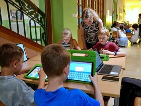 zu sehen sind Schüler:innen im Unterricht