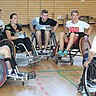 Auf dem Symbolbild sieht man eine Gruppe von Rollstuhlfahrern. Sie sitzen im Kreis. Das Bild wurde in der Turnhalle der Hochschule aufgenommen. 