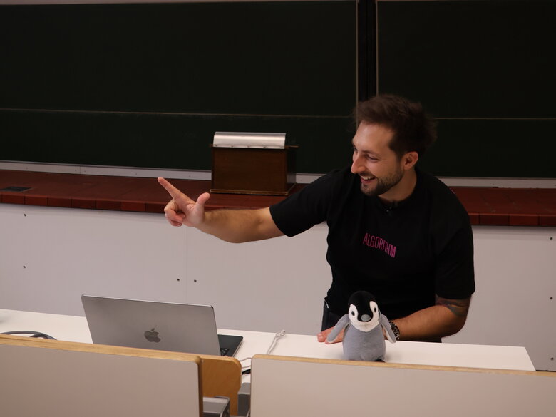 Prof. Dr. Andreas Dengel hält einen Vortrag beim Informatiklehrkräftetag