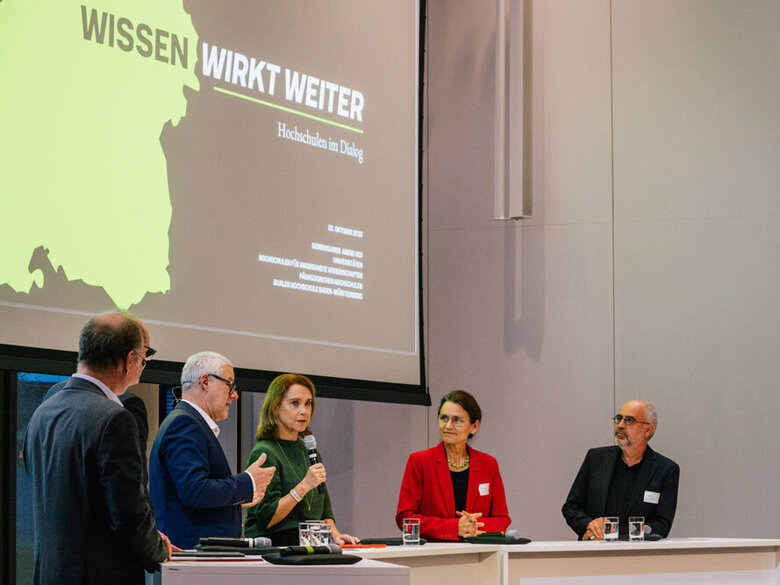 Podium beim parlarmetarischen Abend 