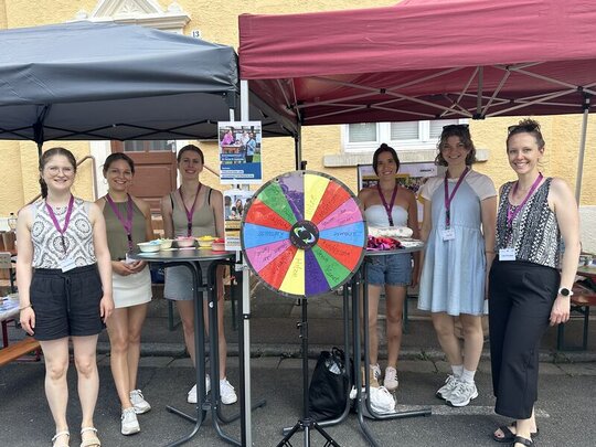 Das Bild zeigt sechs Personen an einem Informationsstand