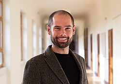 Portrait von Sebastian Stumpf im Flur der Ph.