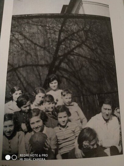 Foto von Kindern und einer Frau