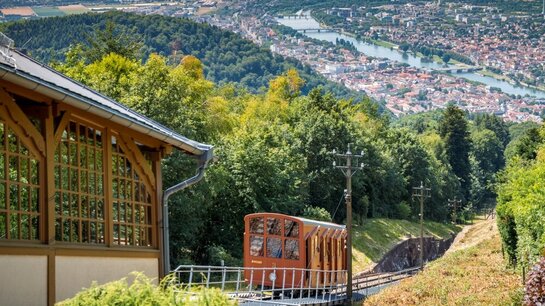 Blick auf die Bergbahn des Königstuhls, im Hintergrund die Stadt Heidelberg