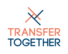 Das Bild zeigt das Logo von TRANSFER TOGETHER, das aus zwei ineinander verschlungenen, blau-roten T's besteht