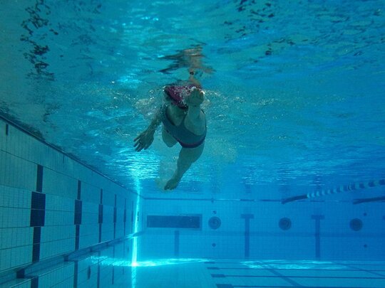 Eine Teilnehmerin des Hochschulsports Heidelberg schwimmt im Schwimmbecken. 