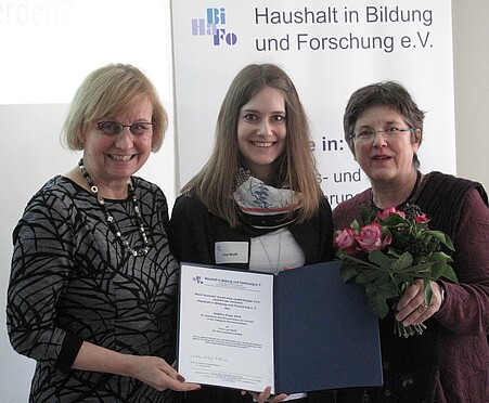Prof. Dr. Kirsten Schlegel-Matthies, Lisa Wolff und Regine Bigga bei der HaBiFo-Nachwuchs-Preisverleihung 2019.