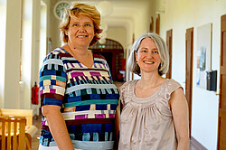 Auf dem Bild sind Karin Terfloth und Vera Heyl zu sehen. Sie stehen im Altbau der Hochschule. Copyright Pädagogische Hochschule Heidelberg.