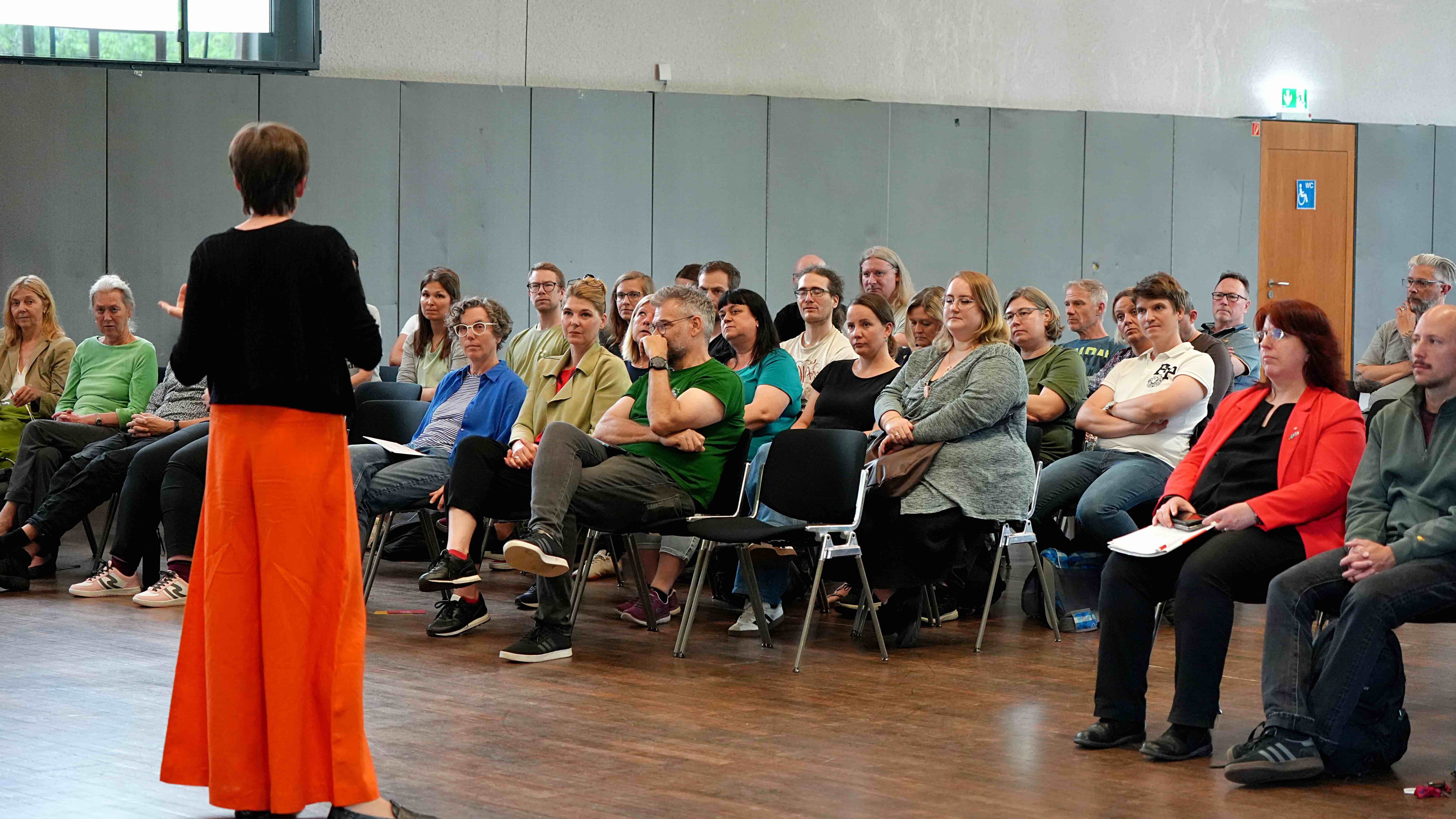 Zu sehen ist Rektorin Vach vor dem Publikum der Personalversammlung.