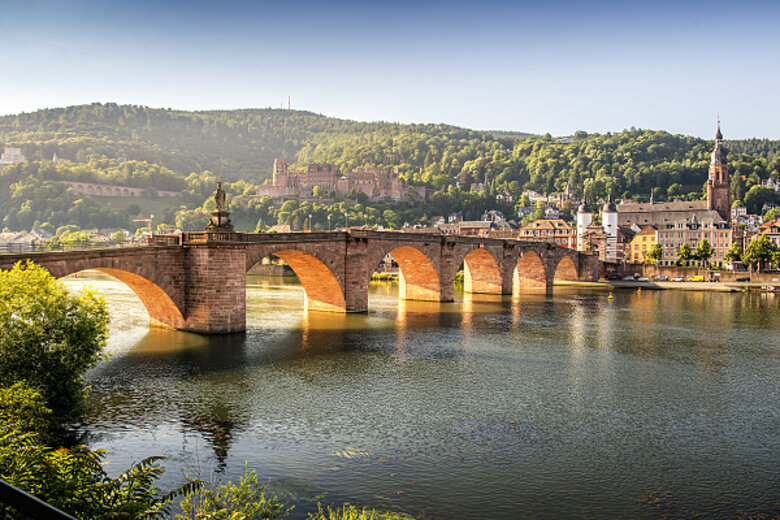 Alte Brücke mit Schloss- und Altstadtpanorama
