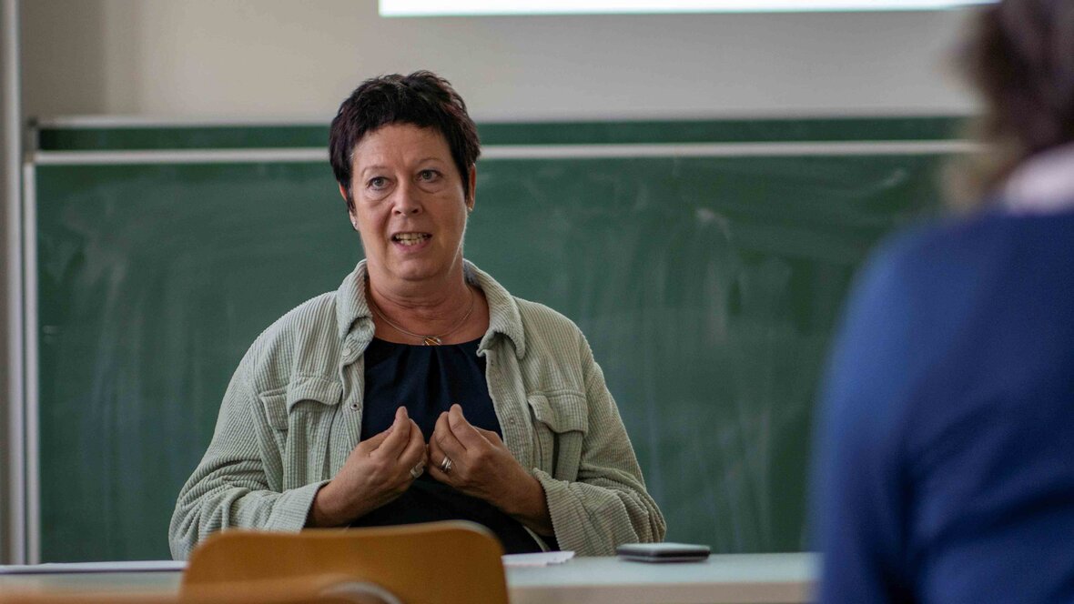 Das Bild zeigt eine Vortragende in einem Seminarraum.