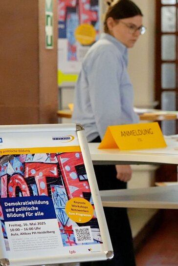 Zu sehen ist ein Infostand zur Demokratiebildung.