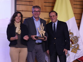 Das Gruppenfoto zeigt Prof. Dr. Alexander Siegmund bei der Auszeichnung mitProf. Dr. María Angélica Fellenberg Plaza, Vizepräsidentin Forschung der UC, und Prof. Dr. Ignacio Sánchez Díaz, ehemaliger Präsident der UC. 