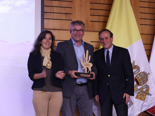 Das Gruppenfoto zeigt Prof. Dr. Alexander Siegmund bei der Auszeichnung mitProf. Dr. María Angélica Fellenberg Plaza, Vizepräsidentin Forschung der UC, und Prof. Dr. Ignacio Sánchez Díaz, ehemaliger Präsident der UC. 