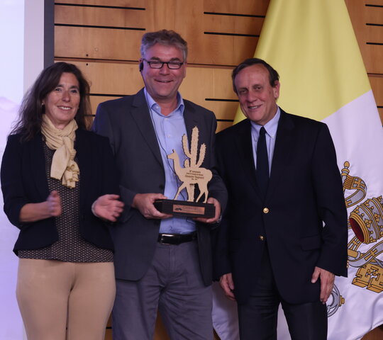 Das Gruppenfoto zeigt Prof. Dr. Alexander Siegmund bei der Auszeichnung mitProf. Dr. María Angélica Fellenberg Plaza, Vizepräsidentin Forschung der UC, und Prof. Dr. Ignacio Sánchez Díaz, ehemaliger Präsident der UC. 
