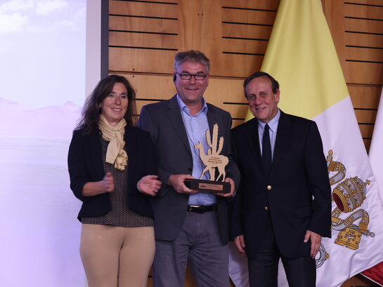 Das Gruppenfoto zeigt Prof. Dr. Alexander Siegmund bei der Auszeichnung mitProf. Dr. María Angélica Fellenberg Plaza, Vizepräsidentin Forschung der UC, und Prof. Dr. Ignacio Sánchez Díaz, ehemaliger Präsident der UC. 