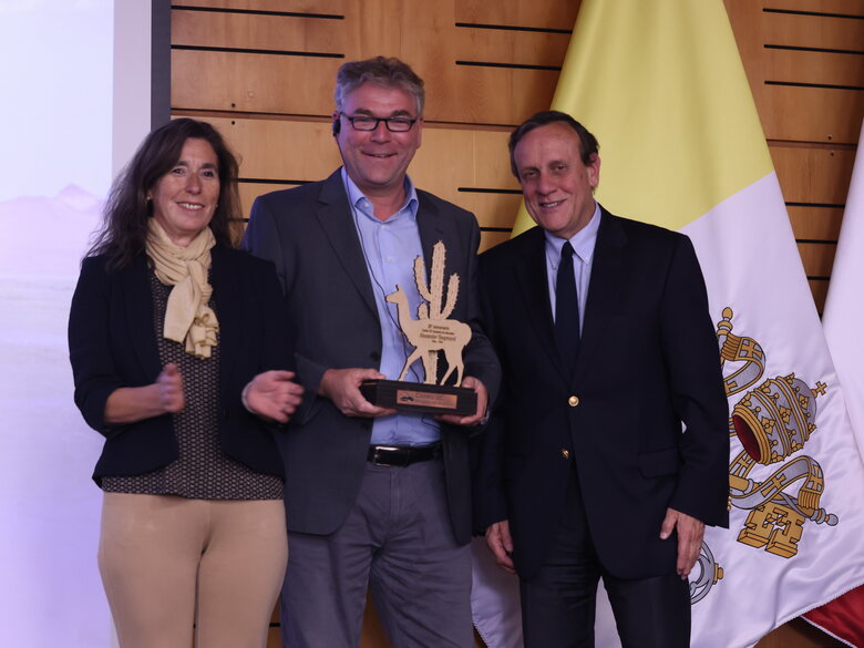 Das Gruppenfoto zeigt Prof. Dr. Alexander Siegmund bei der Auszeichnung mitProf. Dr. María Angélica Fellenberg Plaza, Vizepräsidentin Forschung der UC, und Prof. Dr. Ignacio Sánchez Díaz, ehemaliger Präsident der UC. 