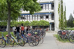 Bild vom Neubau der Hochschule im Sommer
