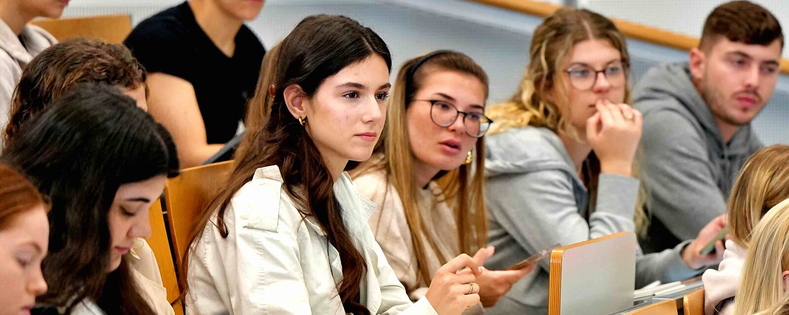 Zu sehen ist eine Gruppe Studierender in einem Hörsaal.