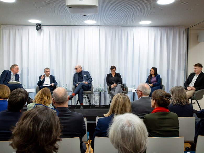 Podiumsdiskussion bei der Veranstaltung Resilienz im Wissenschaftssystem