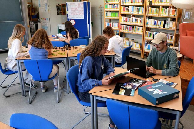 Auf dem Bild sieht man Studierende, die die Didaktischen Werkstätten ausprobieren.