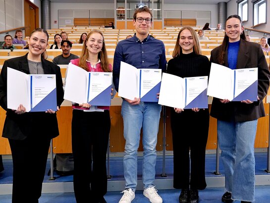 Das Foto zeigt die fünf ausgezeichneten Studierenden mit ihren Urkunden.