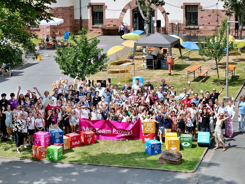 Das Foto zeigt Schülerinnen und Schüler im Hof der PHHD, die für ihr Engagement im Bereich Bildung für nachhaltige Entwicklung geehrt wurden.