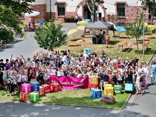 Das Foto zeigt Schülerinnen und Schüler im Hof der PHHD, die für ihr Engagement im Bereich Bildung für nachhaltige Entwicklung geehrt wurden.