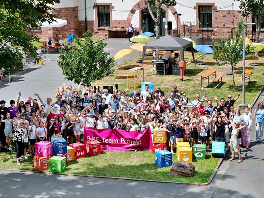 Das Foto zeigt Schülerinnen und Schüler im Hof der PHHD, die für ihr Engagement im Bereich Bildung für nachhaltige Entwicklung geehrt wurden.