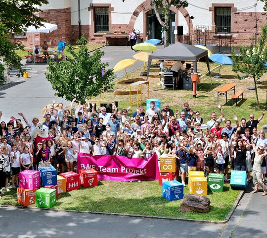 Das Foto zeigt Schülerinnen und Schüler im Hof der PHHD, die für ihr Engagement im Bereich Bildung für nachhaltige Entwicklung geehrt wurden.