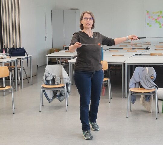 Das Bild zeigt Prof. Stephanie Köhler bei einer Übung zur Körperspannung.