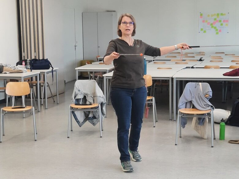 Das Bild zeigt Prof. Stephanie Köhler bei einer Übung zur Körperspannung.