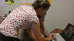 Bild von zwei Studentinnen vor dem Laptop