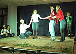 Bild von 4 Studenten während der Aufführung
