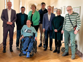 Das bild zeigt Mitarbeiter:innen des AW-ZIB Teams mit den Politikern Jens Brandenburg (MdB), Timm Kern (MdL) und Tim Nusser
