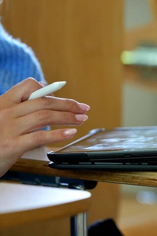 Eine Studentin arbeitet während der Vorlesung im Neubau der Pädagogischen Hochschule am Tablet.