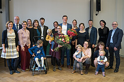Auf dem Bild sieht man Familie und Freunde von Elisa Keesen die den Young Professional Leadership Award 2019 erhalten hat.